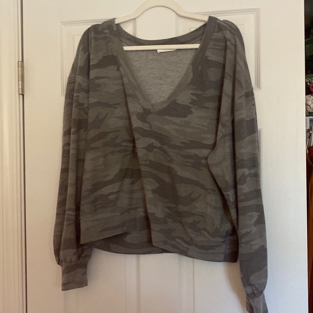 Mustard Seed Gray Camo Balloon Sleeve V neck shirt